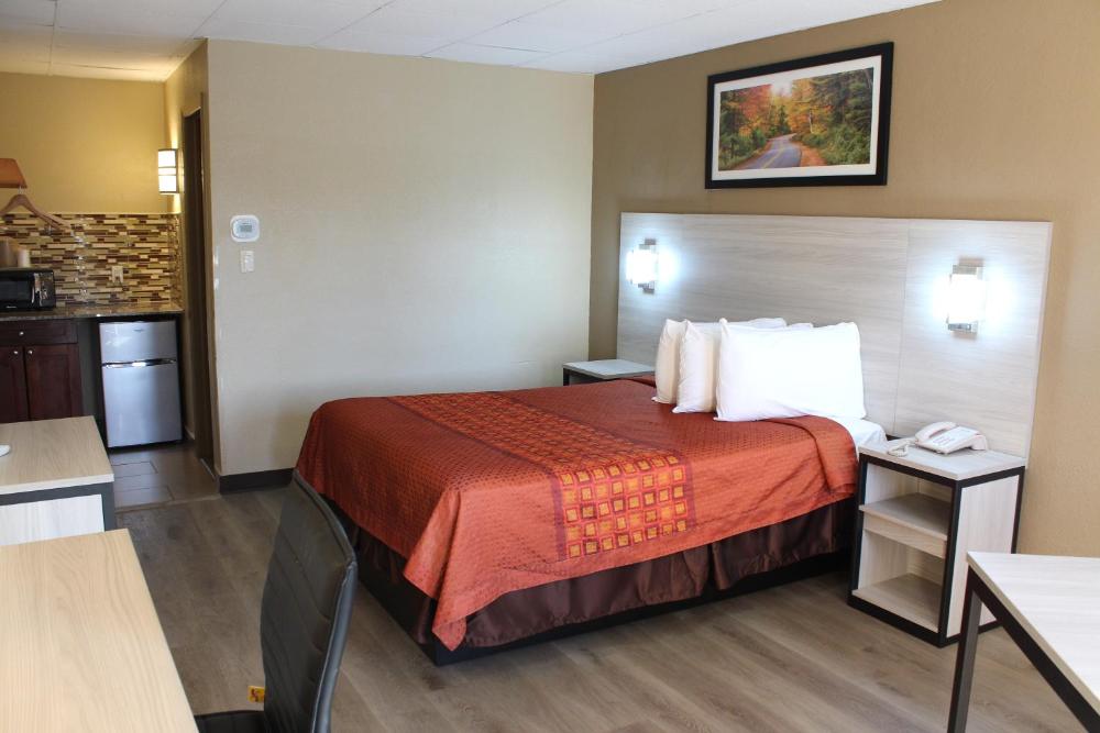 Queen Room - Efficiency - Non-Smoking interior